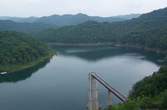 R.D. Bailey Lake in its Guyandotte River gorge, West Virginia